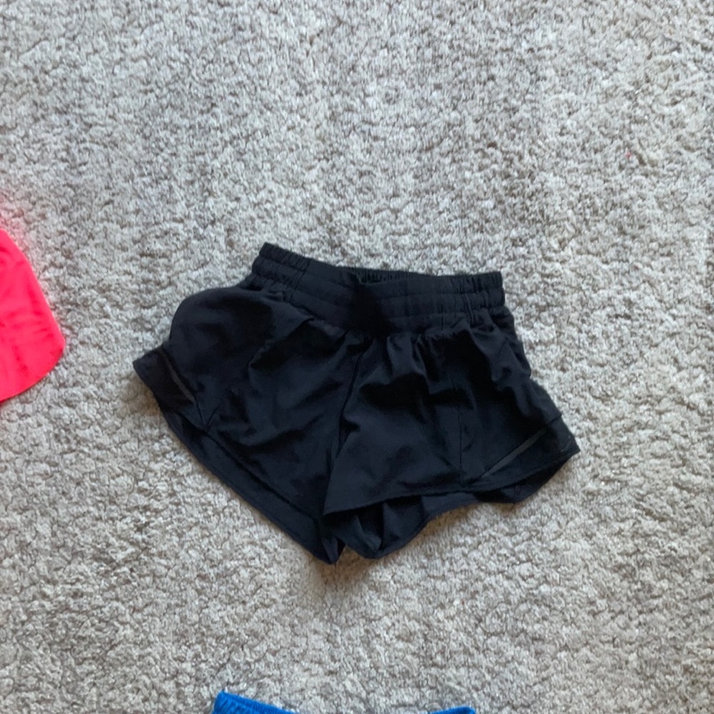 🖤Black LuluLemon hottie hots size 2, 2.5’